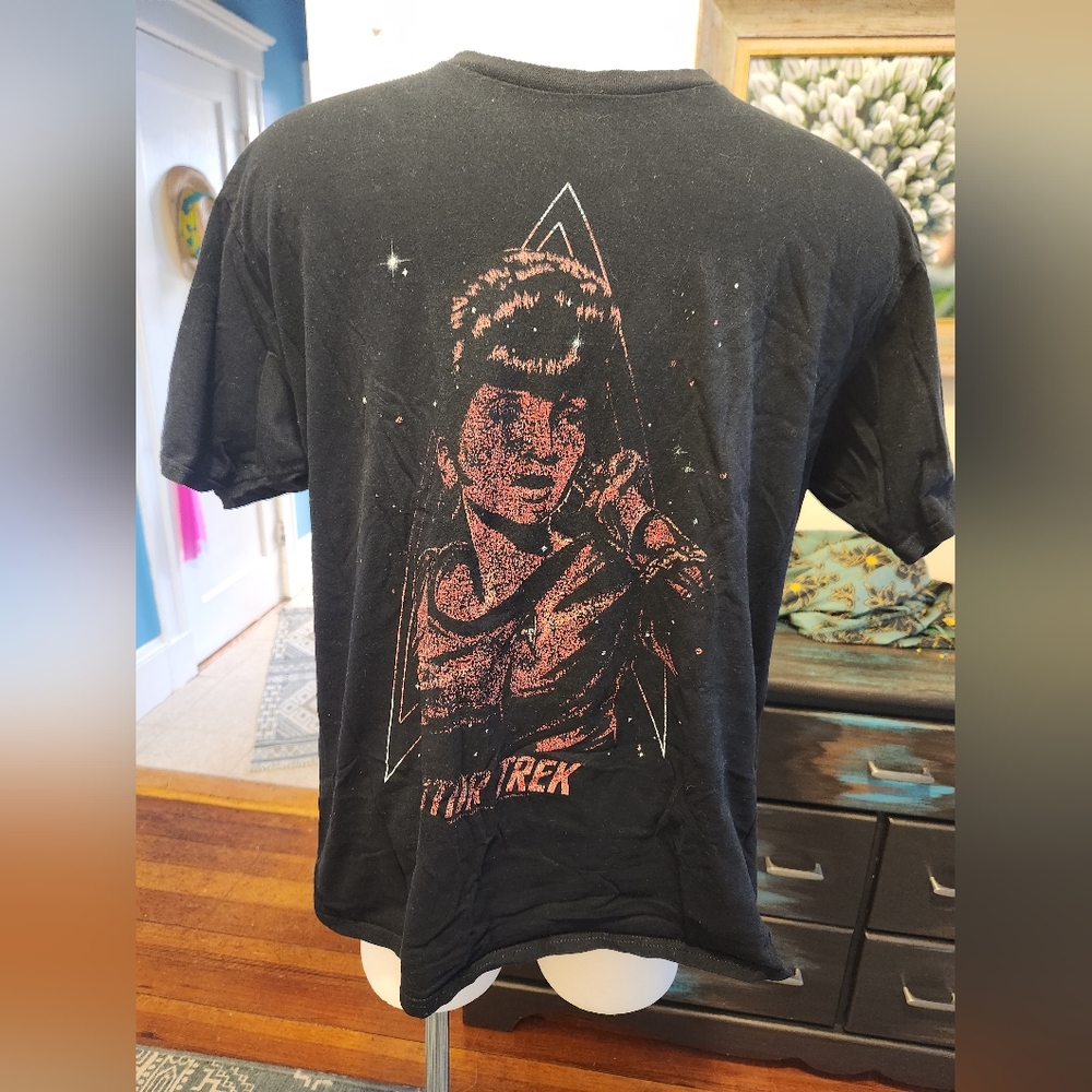 STAR TREK MENS XL 100% cotton. Communication Officer Lieutenant Uhura.